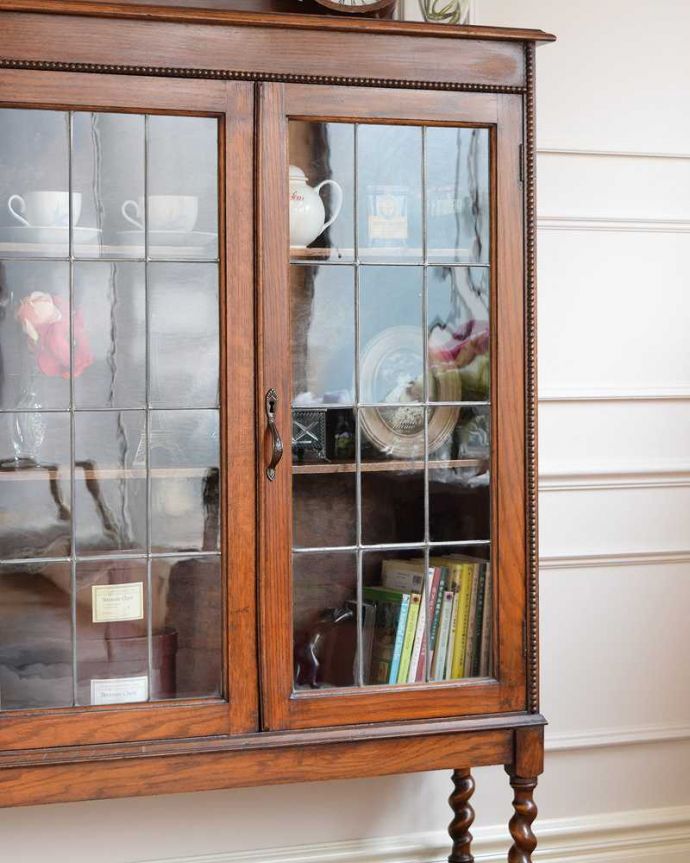 アンティークのキャビネット　アンティーク家具　英国伝統のアンティーク家具、ステンドグラスをはめ込んだブックケース（本棚）。まずはステンドグラスを楽しみましょう現代のように機械が発達していない時代に作られたステンドグラス。(j-2243-f)