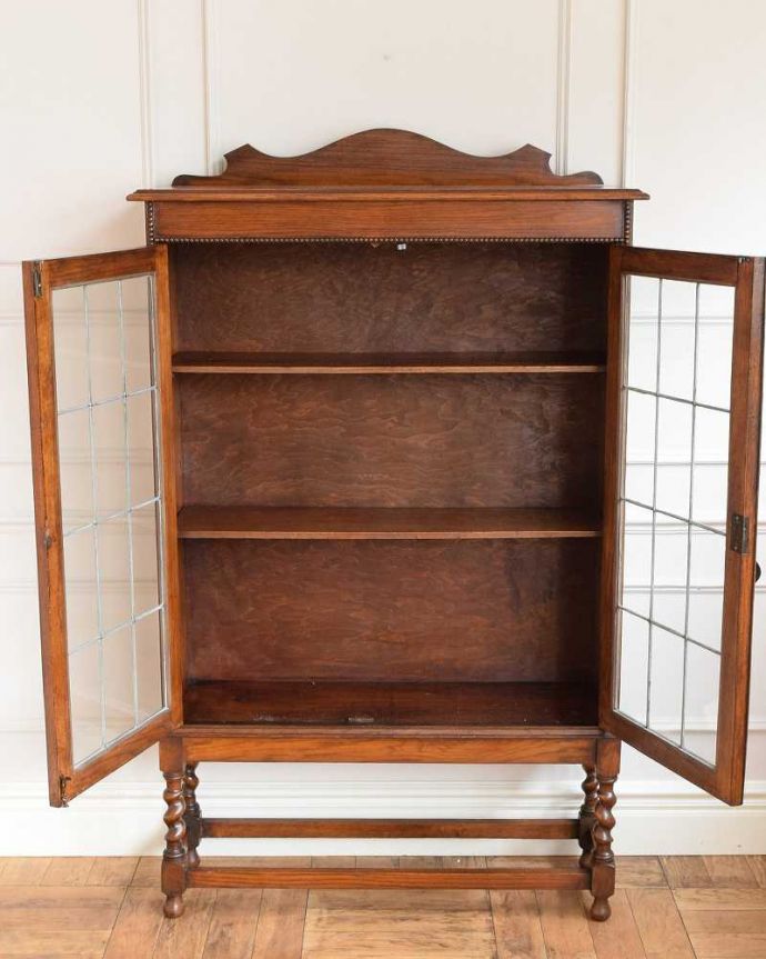 アンティークのキャビネット　アンティーク家具　英国伝統のアンティーク家具、ステンドグラスをはめ込んだブックケース（本棚）。扉を開けた内側はこんな感じですキャビネットの中も職人がしっかり修復したのでキレイです。(j-2243-f)