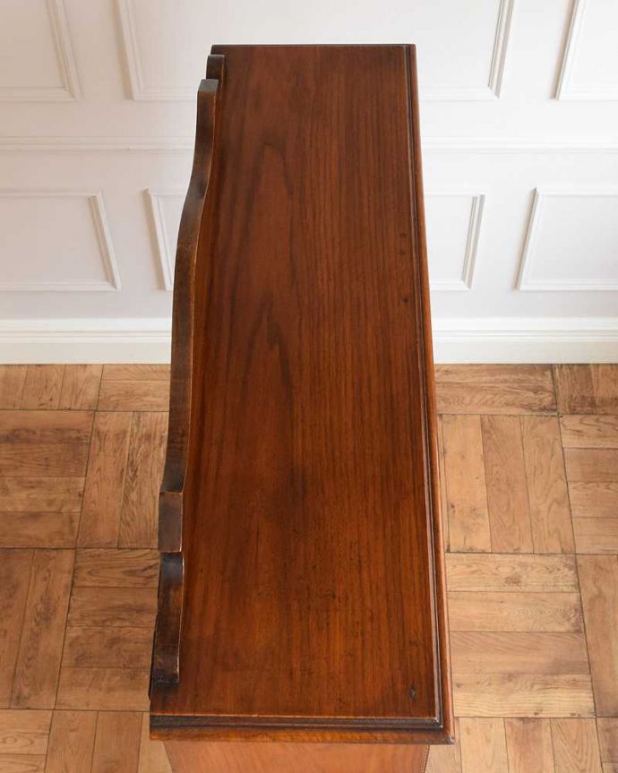 アンティークのキャビネット　アンティーク家具　英国伝統のアンティーク家具、ステンドグラスをはめ込んだブックケース（本棚）。天板もキレイに仕上げました。(j-2243-f)