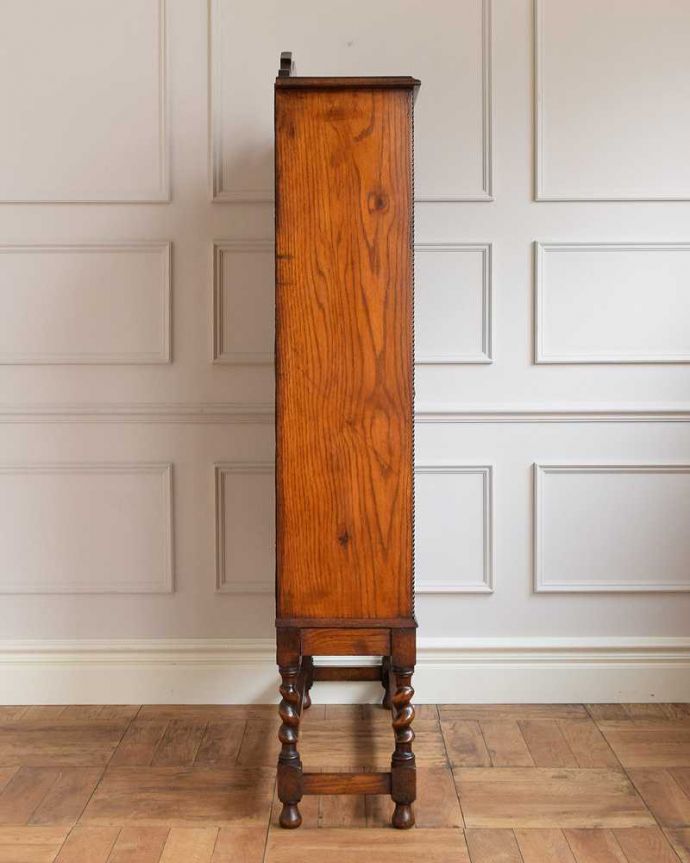 アンティークのキャビネット　アンティーク家具　英国伝統のアンティーク家具、ステンドグラスをはめ込んだブックケース（本棚）。横から見てもステキもちろん横もキレイに修復していますので、横顔だって美しいんです。(j-2243-f)