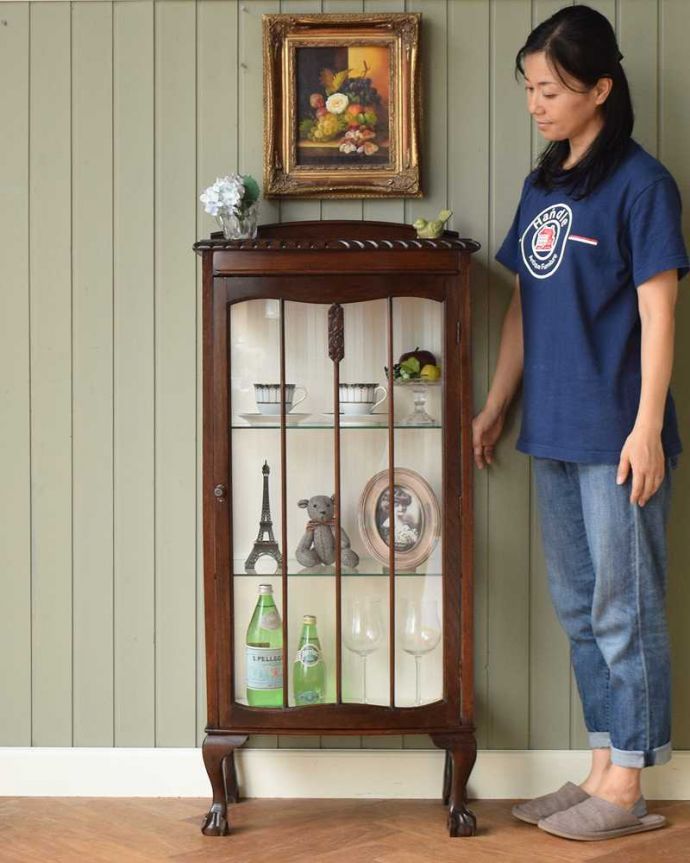 アンティークのキャビネット アンティーク家具 上品な英国スタイルのガラスキャビネット、コンパクトなアンティークショーケース。どこにでも置けちゃうサイズが魅力のキャビネットちょっとしたスペースがあればどこにでも置けちゃうコンパクトサイズのガラスキャビネット。(j-2244-f)