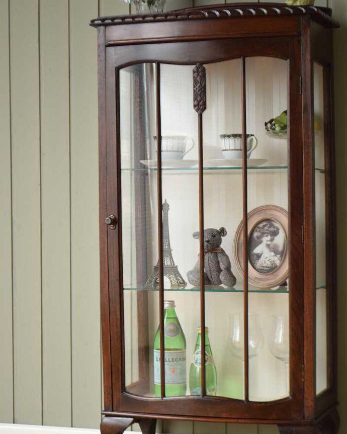 アンティークのキャビネット アンティーク家具 上品な英国スタイルのガラスキャビネット、コンパクトなアンティークショーケース。ガラス越しに中をのぞいてみると・・・中に入れたものが、なんだかちょっと高級に見えちゃうんです。(j-2244-f)