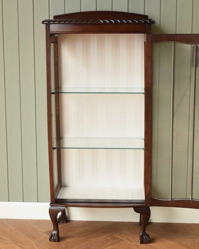 アンティークのキャビネット アンティーク家具 上品な英国スタイルのガラスキャビネット、コンパクトなアンティークショーケース。扉を開けると、中はこんな感じです職人が背板の生地を新しいもので張り替えてキレイに修復して仕上げました。(j-2244-f)