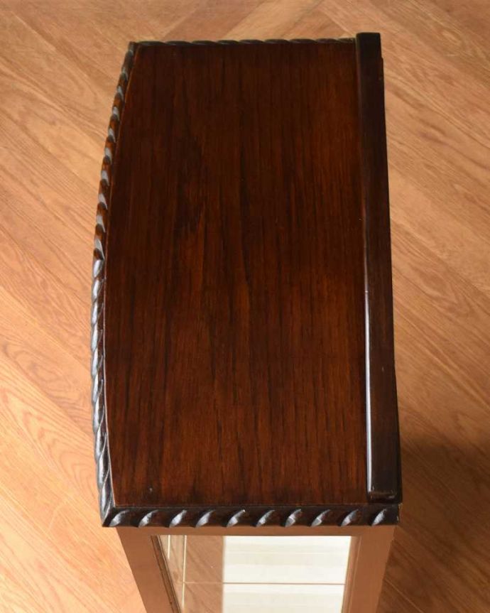 アンティークのキャビネット アンティーク家具 上品な英国スタイルのガラスキャビネット、コンパクトなアンティークショーケース。上から形を見てみましょうキャビネットの形はこんな感じです。(j-2244-f)