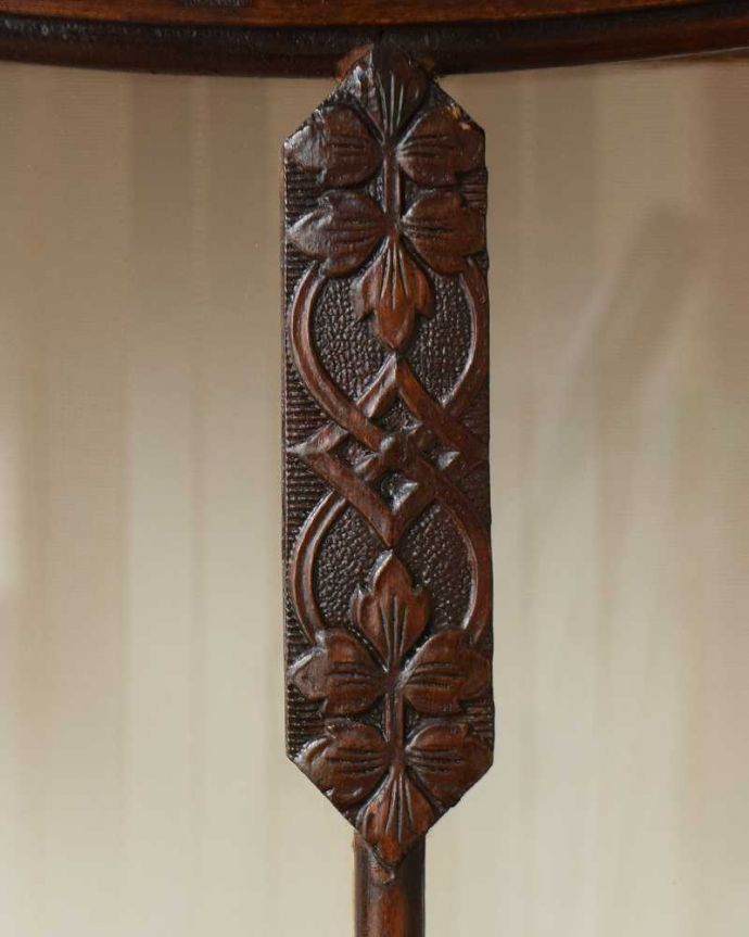 アンティークのキャビネット アンティーク家具 上品な英国スタイルのガラスキャビネット、コンパクトなアンティークショーケース。惚れ惚れしちゃう美しさこんなに堅い無垢材に一体どうやって彫ったんだろう?と不思議になるくらい細かい彫にうっとりです。(j-2244-f)