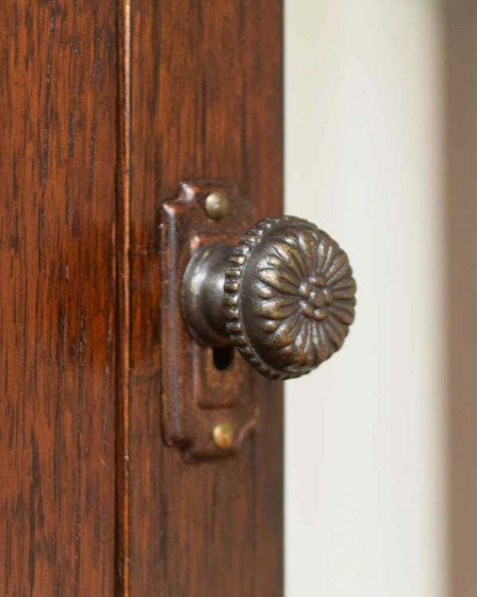 アンティークのキャビネット アンティーク家具 上品な英国スタイルのガラスキャビネット、コンパクトなアンティークショーケース。アンティークらしい素敵な取っ手デザインが美しい取っ手。(j-2244-f)