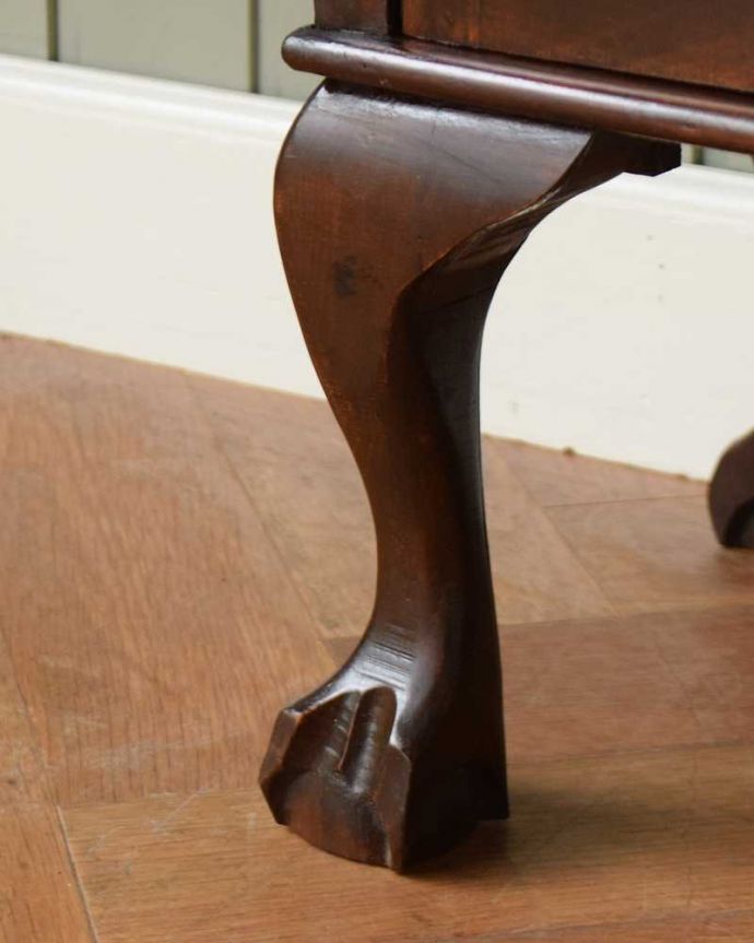 アンティークのキャビネット アンティーク家具 上品な英国スタイルのガラスキャビネット、コンパクトなアンティークショーケース。女性1人でラクラク運べちゃう仕掛けHandleのアンティークは、脚の裏にフェルトキーパーをお付けしています。(j-2244-f)