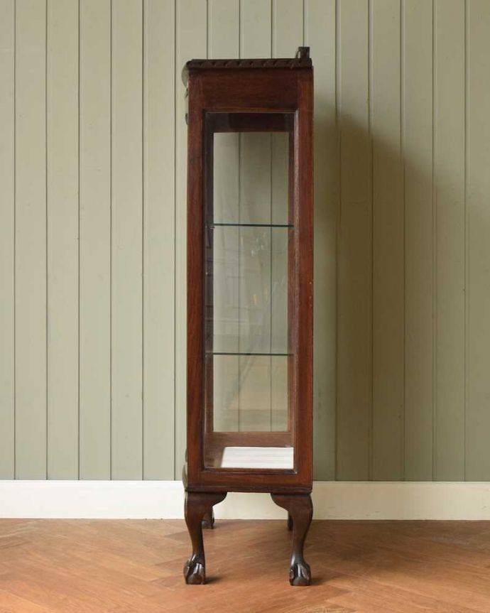 アンティークのキャビネット アンティーク家具 上品な英国スタイルのガラスキャビネット、コンパクトなアンティークショーケース。横から見ると・・・横面もガラス。(j-2244-f)