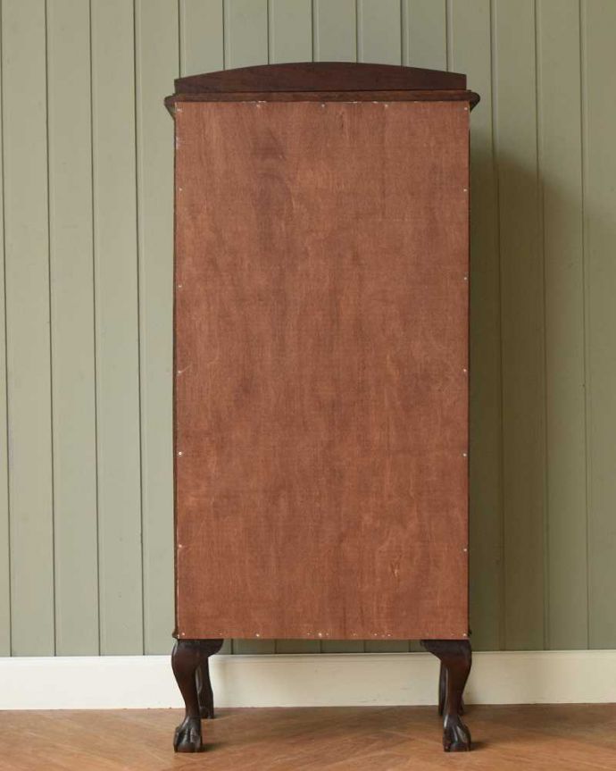 アンティークのキャビネット アンティーク家具 上品な英国スタイルのガラスキャビネット、コンパクトなアンティークショーケース。修復してあるので後姿もキレイ!アンティークは新品ではないので、もちろん経年変化によるキズはありますが、専門の職人がキレイに修復したので、後ろ姿もキレイです。(j-2244-f)