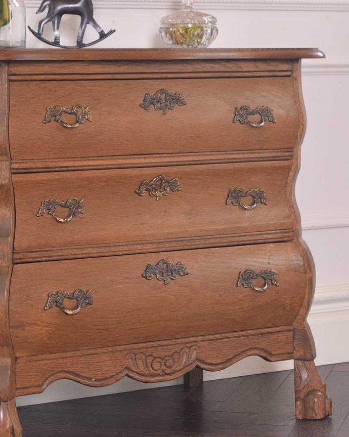 アンティークのチェスト アンティーク家具 フランス輸入のアンティーク家具、オーク材の小さな3段チェスト(コモード) 。「見せる収納」だから、置く場所を選びません!チェストと言ってもデザインがステキだから、収納だけじゃなくて見ても楽しめる家具なんです。(j-2245-f)