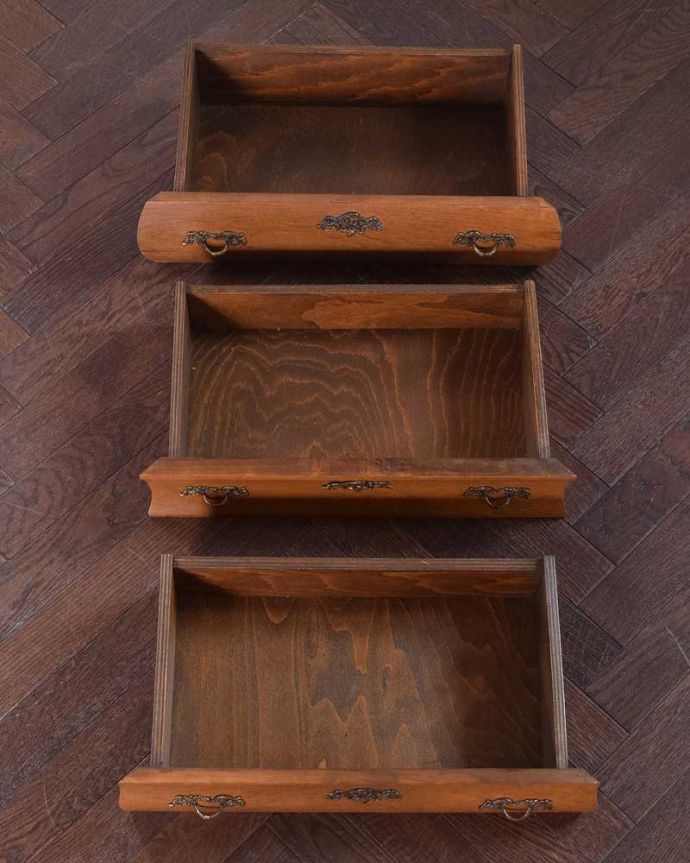 アンティークのチェスト アンティーク家具 フランス輸入のアンティーク家具、オーク材の小さな3段チェスト(コモード) 。キレイに修復したので、何を入れてもOKです。(j-2245-f)