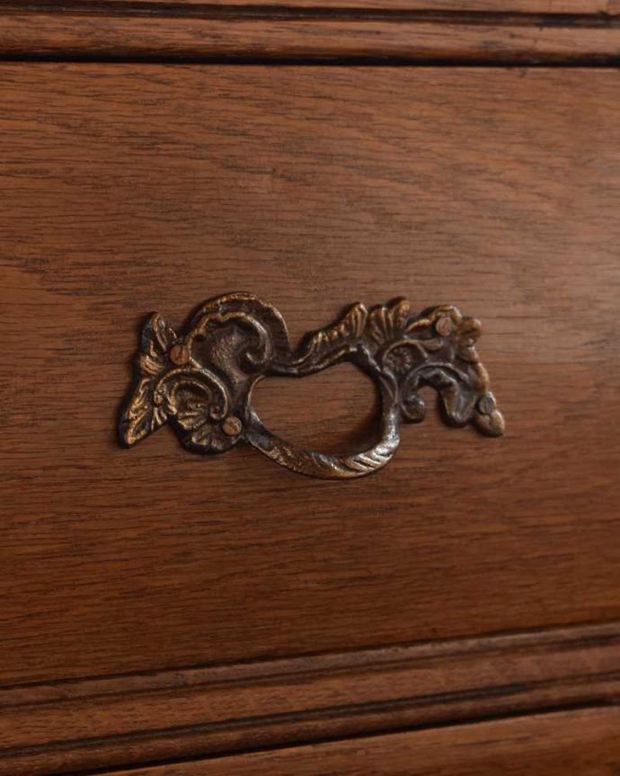 アンティークのチェスト アンティーク家具 フランス輸入のアンティーク家具、オーク材の小さな3段チェスト(コモード) 。開ける度にワクワクする取っ手フランスらしい優雅なデザインは取っ手にも。(j-2245-f)