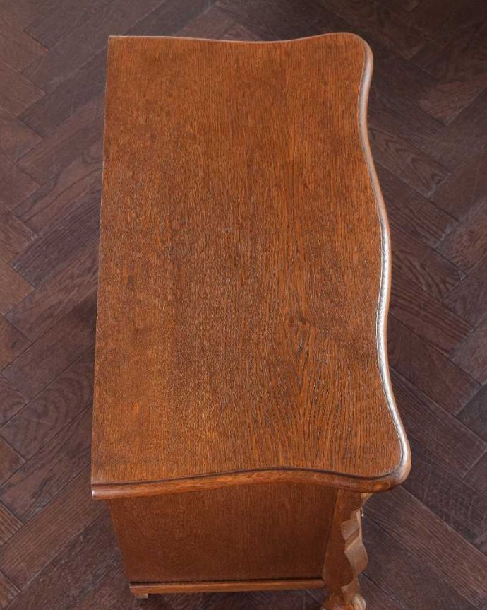 アンティークのチェスト アンティーク家具 フランス輸入のアンティーク家具、オーク材の小さな3段チェスト(コモード) 。何を置こうかな・・・?上から見ると、天板はこんな感じで塗装もキレイに仕上げました。(j-2245-f)