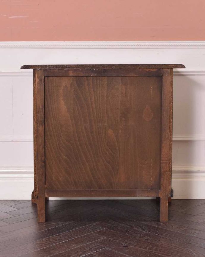 アンティークのチェスト アンティーク家具 フランス輸入のアンティーク家具、オーク材の小さな3段チェスト(コモード) 。修復したので後姿もキレイですアンティークは新品ではないので、もちろん経年変化によるキズはありますが、専門の職人がキレイに修復したので、後ろ姿もキレイです。(j-2245-f)