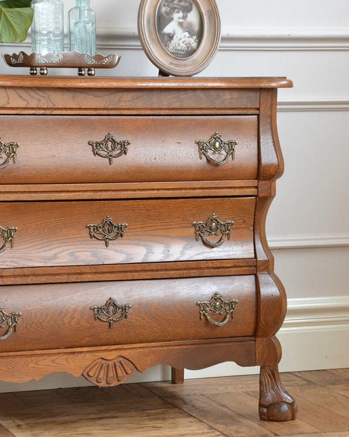 アンティークのチェスト　アンティーク家具　南フランススタイルの優雅なアンティーク家具、どこにでも置ける小さな３段チェスト。「見せる収納」だから、置く場所を選びません！チェストと言ってもデザインがステキだから、収納だけじゃなくて見ても楽しめる具なんです。(j-2246-f)