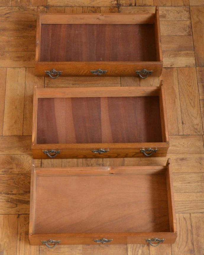 アンティークのチェスト　アンティーク家具　南フランススタイルの優雅なアンティーク家具、どこにでも置ける小さな３段チェスト。キレイに修復したので、何を入れてもOKです。(j-2246-f)