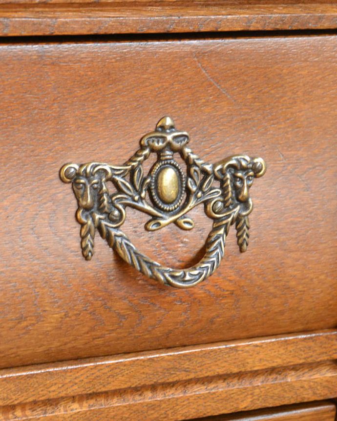 アンティークのチェスト　アンティーク家具　南フランススタイルの優雅なアンティーク家具、どこにでも置ける小さな３段チェスト。開ける度にワクワクする取っ手フランスらしい優雅なデザインは取っ手にも。(j-2246-f)