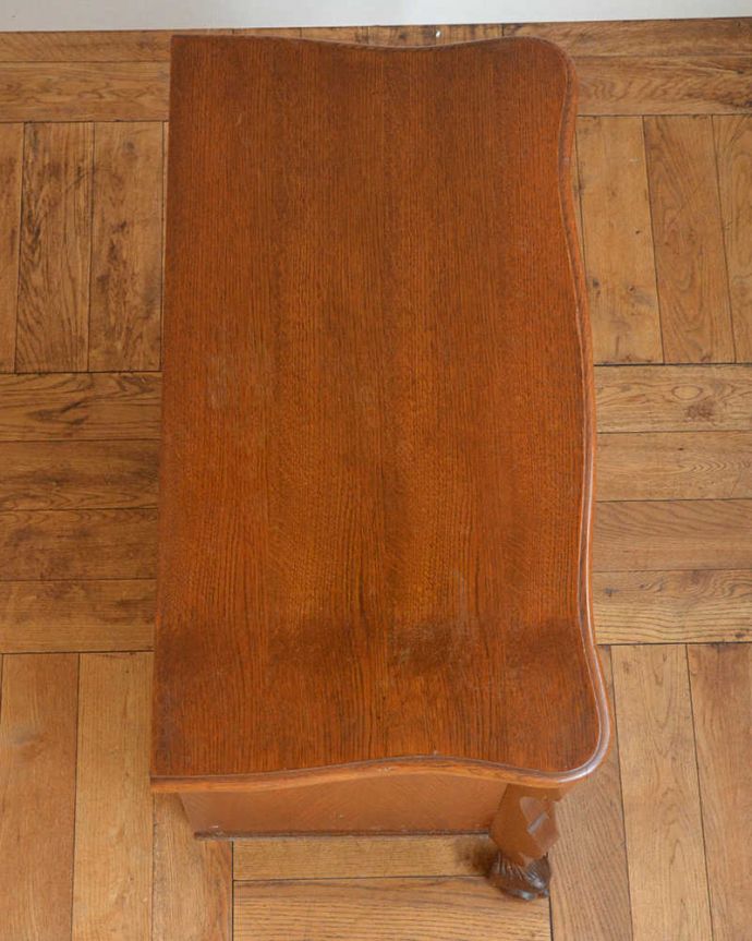 アンティークのチェスト　アンティーク家具　南フランススタイルの優雅なアンティーク家具、どこにでも置ける小さな３段チェスト。何を置こうかな･･･？上から見ると、天板はこんな感じで塗装もキレイに仕上げました。(j-2246-f)