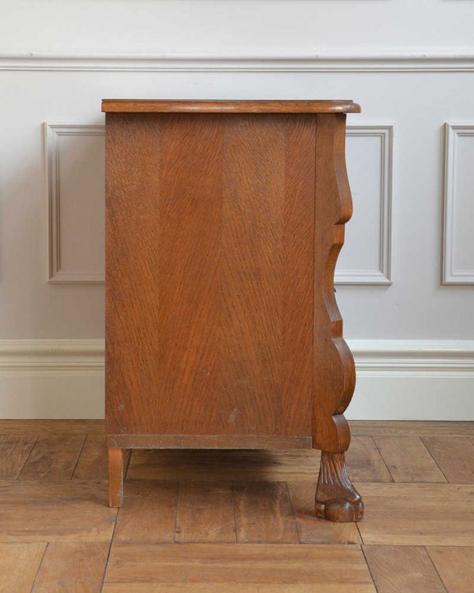 アンティークのチェスト　アンティーク家具　南フランススタイルの優雅なアンティーク家具、どこにでも置ける小さな３段チェスト。横から見てもステキ横から見るとこんな感じ。(j-2246-f)