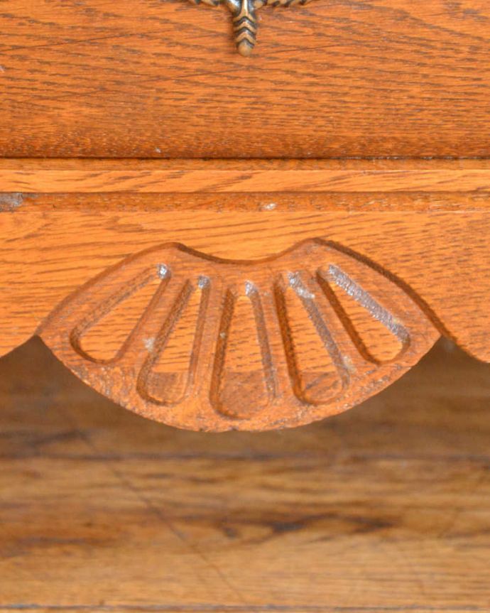 アンティークのチェスト　アンティーク家具　南フランススタイルの優雅なアンティーク家具、どこにでも置ける小さな３段チェスト。フランスらしい彫りフランスらしさの象徴とも言える、優雅な彫りの装飾。(j-2246-f)