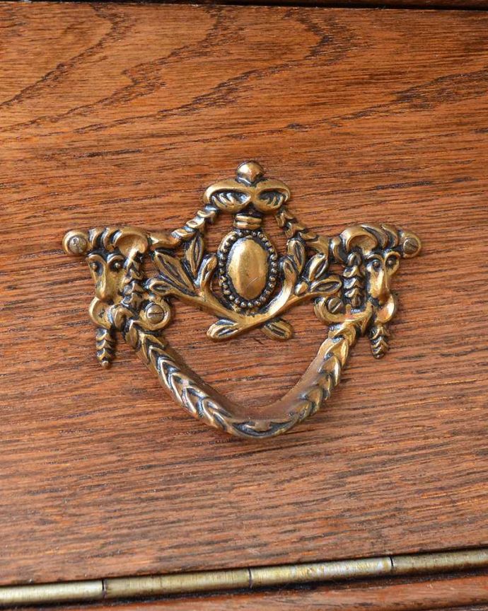 アンティークのチェスト アンティーク家具 南フランススタイルのアンティーク家具、大活躍してくれる珍しいチェスト&シェルフ(コモード)。開ける度にワクワクする取っ手フランスらしい優雅なデザインは取っ手にも。(j-2248-f)