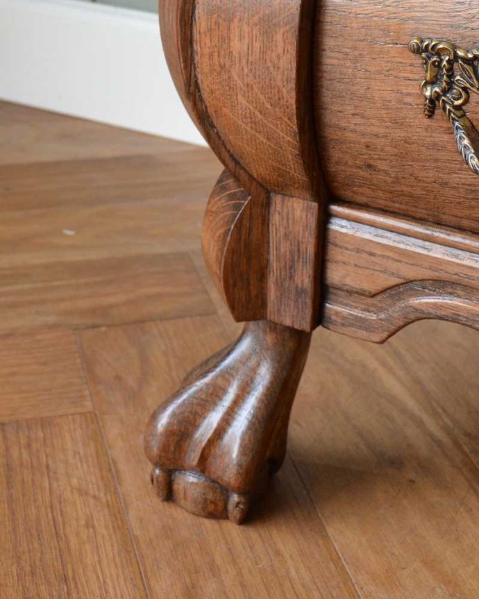 アンティークのチェスト アンティーク家具 南フランススタイルのアンティーク家具、大活躍してくれる珍しいチェスト&シェルフ(コモード)。女性1人でラクラク運べちゃう仕掛けHandleのアンティークは、脚の裏にフェルトキーパーをお付けしています。(j-2248-f)