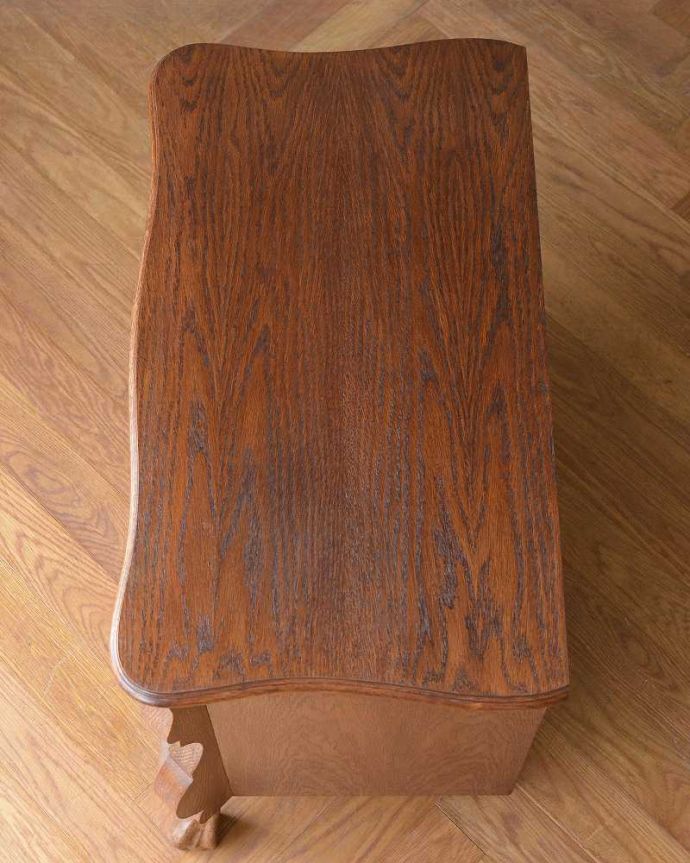 アンティークのチェスト アンティーク家具 南フランススタイルのアンティーク家具、大活躍してくれる珍しいチェスト&シェルフ(コモード)。何を置こうかな・・・?上から見ると、天板はこんな感じで塗装もキレイに仕上げました。(j-2248-f)