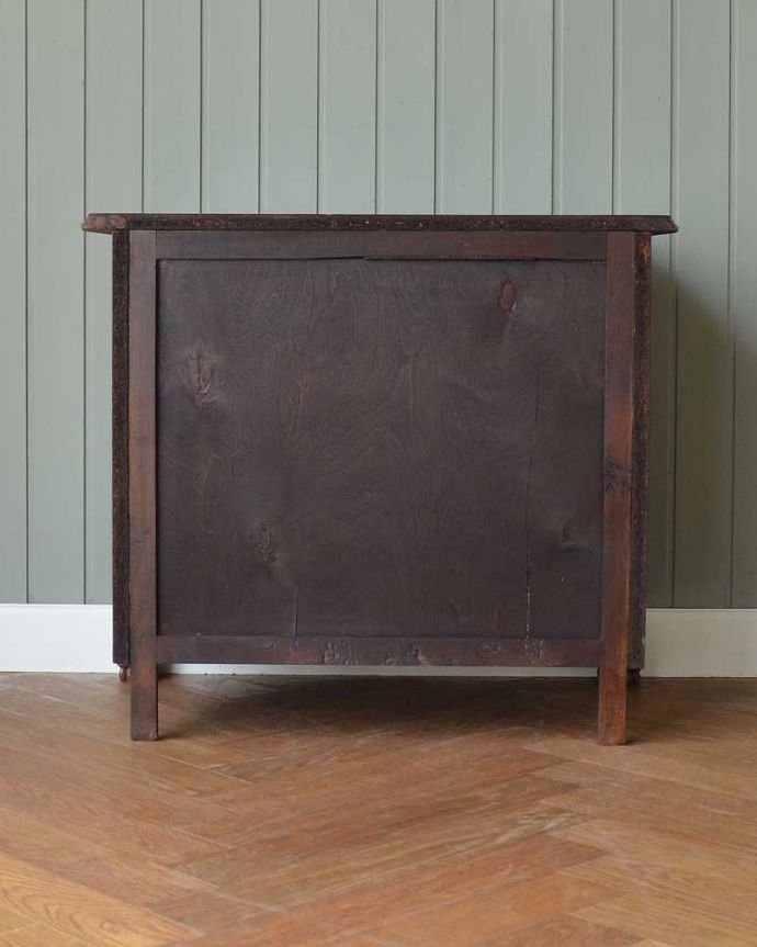 アンティークのチェスト アンティーク家具 南フランススタイルのアンティーク家具、大活躍してくれる珍しいチェスト&シェルフ(コモード)。修復したので後姿もキレイですアンティークは新品ではないので、もちろん経年変化によるキズはありますが、専門の職人がキレイに修復したので、後ろ姿もキレイです。(j-2248-f)