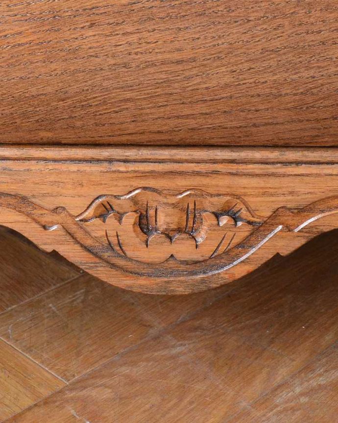 アンティークのチェスト アンティーク家具 南フランススタイルのアンティーク家具、大活躍してくれる珍しいチェスト&シェルフ(コモード)。フランスらしい彫りフランスらしさの象徴とも言える、優雅な彫りの装飾。(j-2248-f)