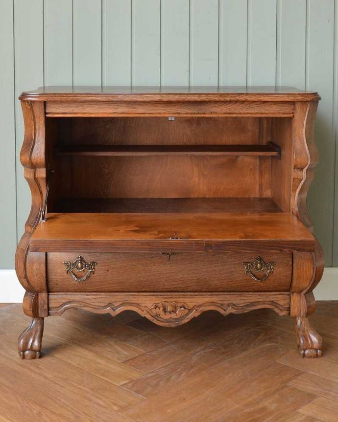 アンティークのチェスト アンティーク家具 南フランススタイルのアンティーク家具、大活躍してくれる珍しいチェスト&シェルフ(コモード)。扉を開けて中を見てみると…外側はもちろん扉の中も職人がキレイに修復しました。(j-2248-f)