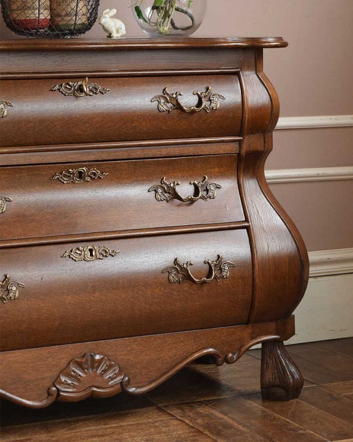 アンティークのチェスト アンティーク家具 南フランスの優雅なアンティーク家具、小ぶりな3段チェスト(コモード)。「見せる収納」だから、置く場所を選びません!チェストと言ってもデザインがステキだから、収納だけじゃなくて見ても楽しめる具なんです。(j-2249-f)