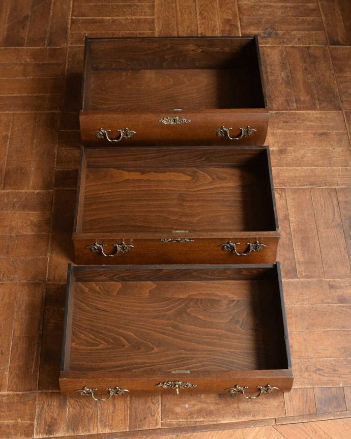 アンティークのチェスト アンティーク家具 南フランスの優雅なアンティーク家具、小ぶりな3段チェスト(コモード)。キレイに修復したので、何を入れてもOKです。(j-2249-f)