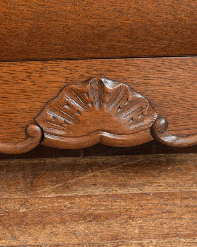 アンティークのチェスト アンティーク家具 南フランスの優雅なアンティーク家具、小ぶりな3段チェスト(コモード)。フランスらしい彫りフランスらしさの象徴とも言える、優雅な彫りの装飾。(j-2249-f)