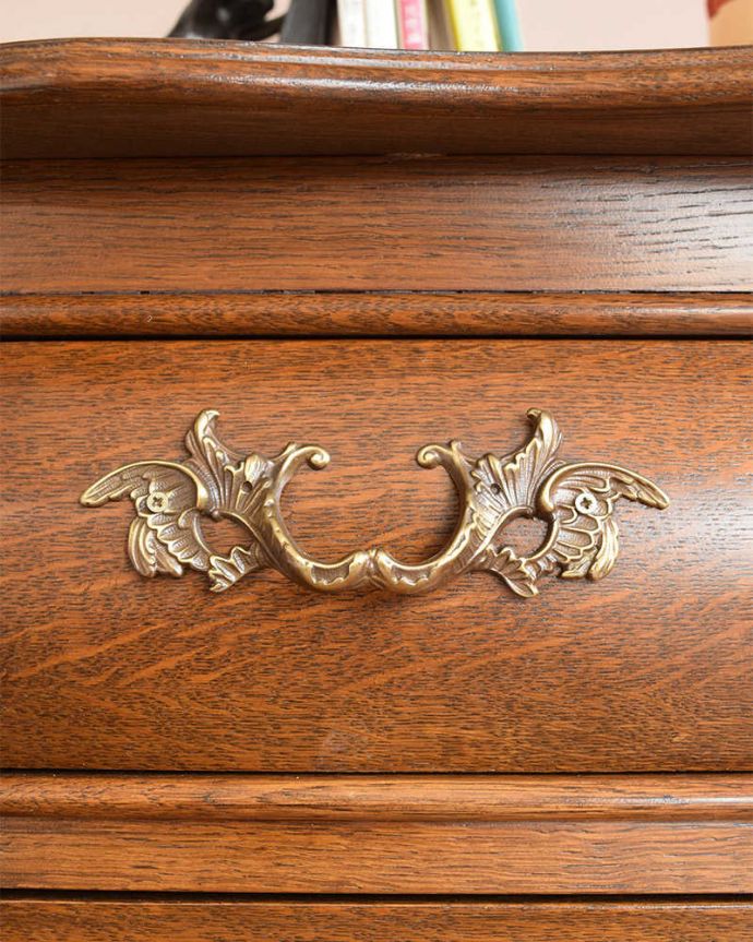 アンティークのチェスト アンティーク家具 南フランスの優雅なアンティーク家具、小ぶりな3段チェスト(コモード)。開ける度にワクワクする取っ手フランスらしい優雅なデザインは取っ手にも。(j-2249-f)