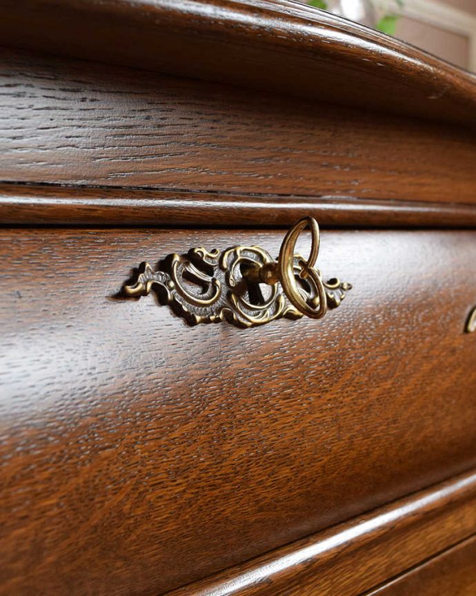 アンティークのチェスト アンティーク家具 南フランスの優雅なアンティーク家具、小ぶりな3段チェスト(コモード)。大切なものも収納出来ますおとぎ話に出てくるような可愛いアンティークの鍵が付いています。(j-2249-f)