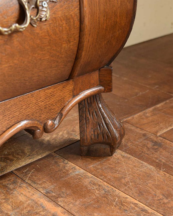 アンティークのチェスト アンティーク家具 南フランスの優雅なアンティーク家具、小ぶりな3段チェスト(コモード)。女性1人でラクラク運べちゃう仕掛けHandleのアンティークは、脚の裏にフェルトキーパーをお付けしています。(j-2249-f)