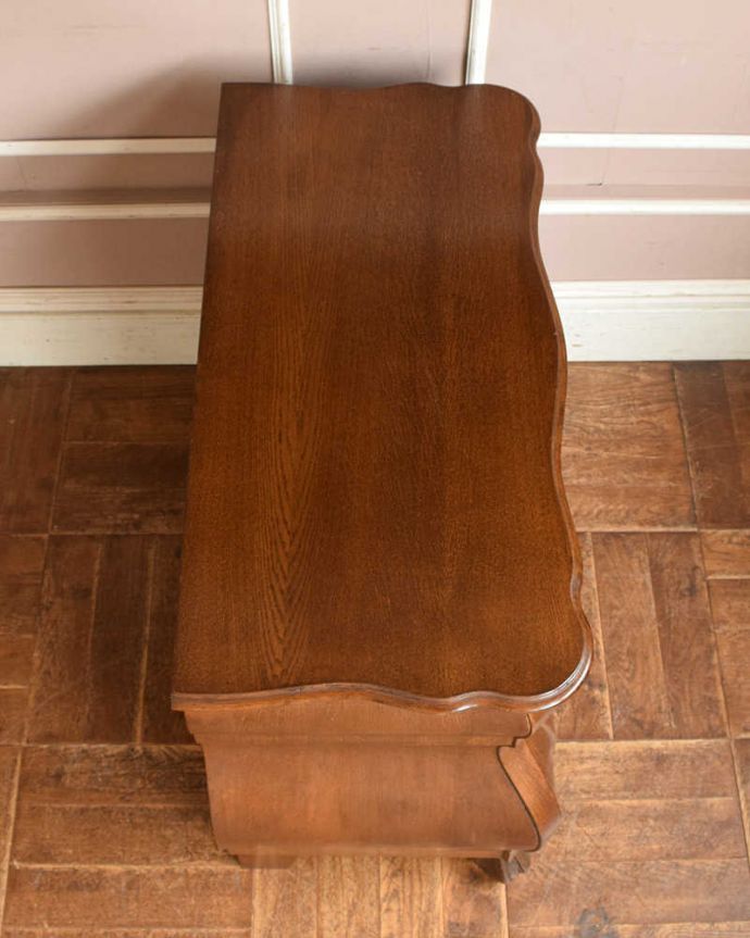 アンティークのチェスト アンティーク家具 南フランスの優雅なアンティーク家具、小ぶりな3段チェスト(コモード)。何を置こうかな・・・?上から見ると、天板はこんな感じで塗装もキレイに仕上げました。(j-2249-f)