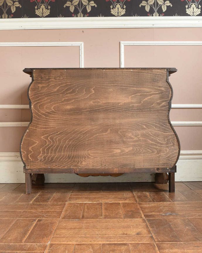 アンティークのチェスト アンティーク家具 南フランスの優雅なアンティーク家具、小ぶりな3段チェスト(コモード)。修復したので後姿もキレイですアンティークは新品ではないので、もちろん経年変化によるキズはありますが、専門の職人がキレイに修復したので、後ろ姿もキレイです。(j-2249-f)