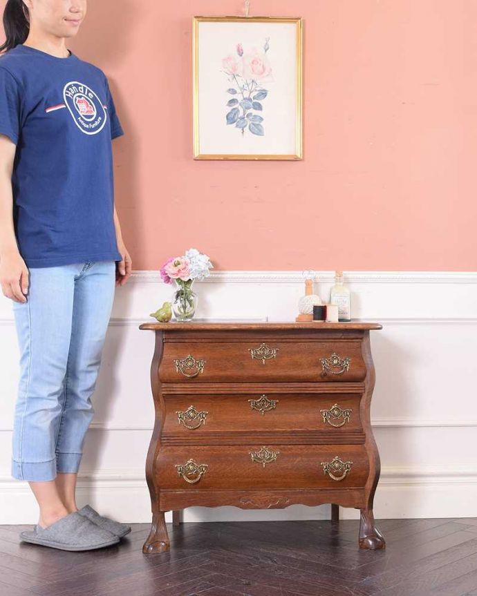 アンティークのチェスト　アンティーク家具　フランスから届いた優雅なシルエットのアンティーク家具、小ぶりな３段チェスト（コモード）。美しい曲線美がフランスらしいんです。(j-2250-f)