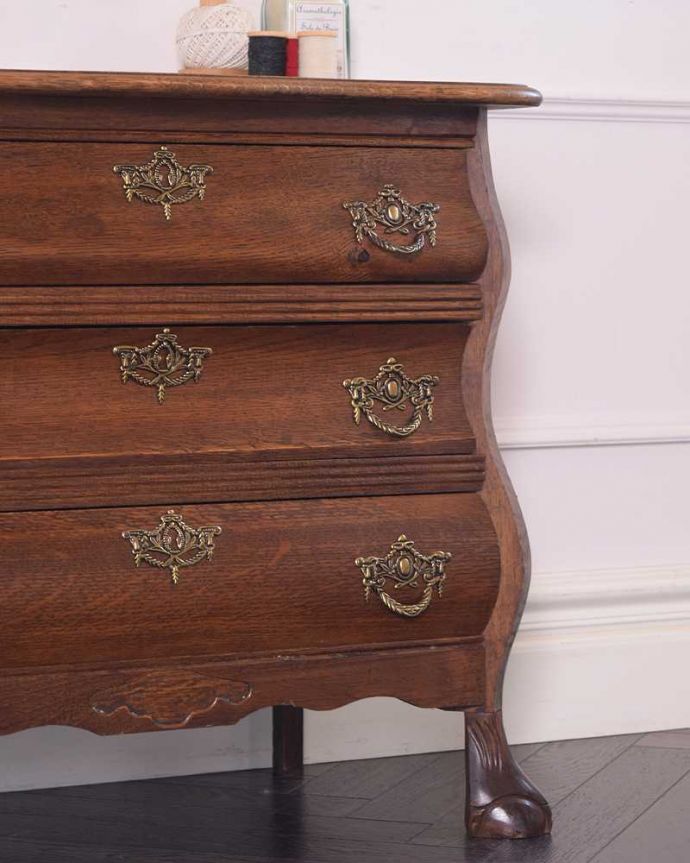 アンティークのチェスト　アンティーク家具　フランスから届いた優雅なシルエットのアンティーク家具、小ぶりな３段チェスト（コモード）。「見せる収納」だから、置く場所を選びません！チェストと言ってもデザインがステキだから、収納だけじゃなくて見ても楽しめる家具なんです。(j-2250-f)
