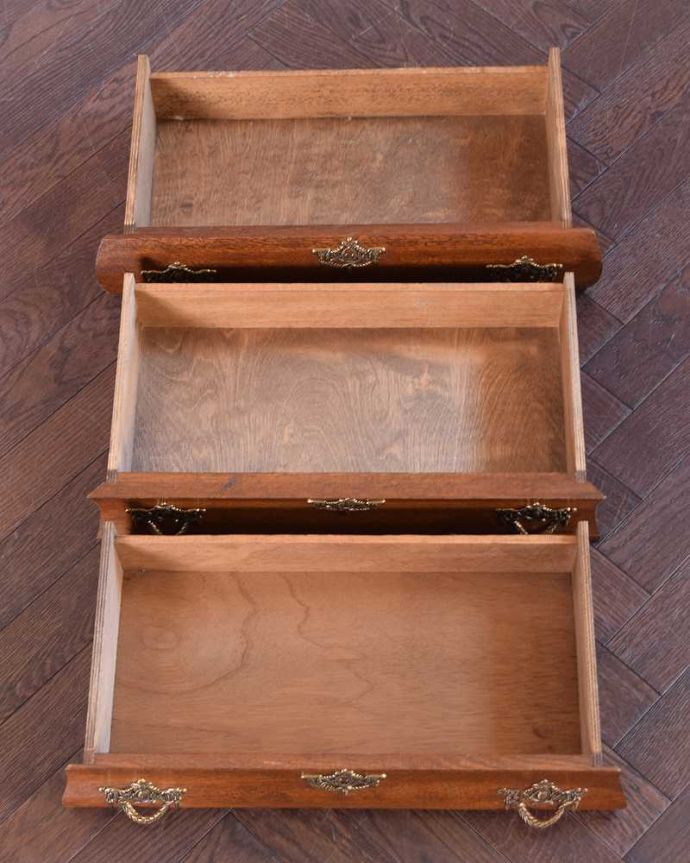 アンティークのチェスト　アンティーク家具　フランスから届いた優雅なシルエットのアンティーク家具、小ぶりな３段チェスト（コモード）。キレイに修復したので、何を入れてもOKです。(j-2250-f)