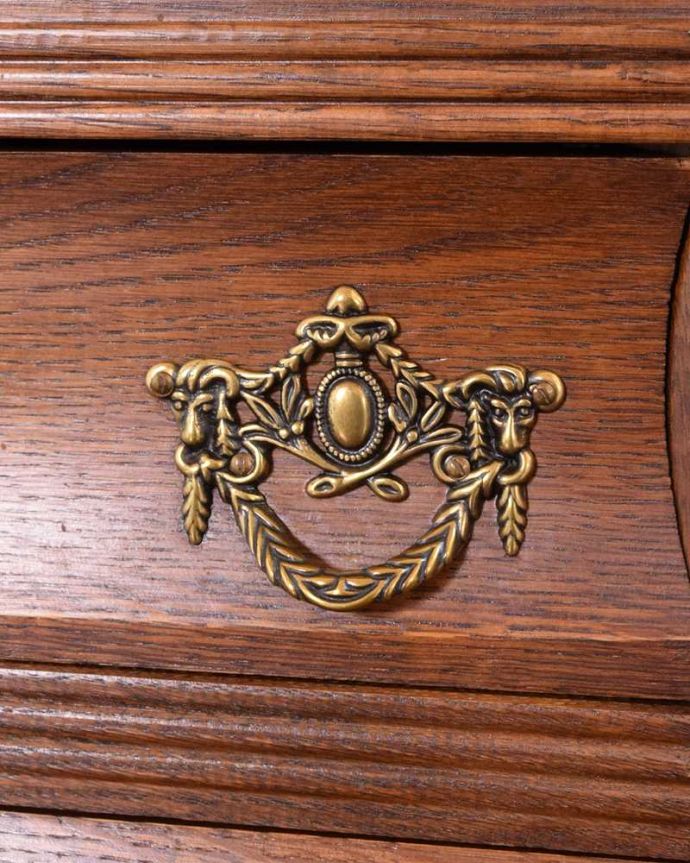 アンティークのチェスト　アンティーク家具　フランスから届いた優雅なシルエットのアンティーク家具、小ぶりな３段チェスト（コモード）。開ける度にワクワクする取っ手フランスらしい優雅なデザインは取っ手にも。(j-2250-f)