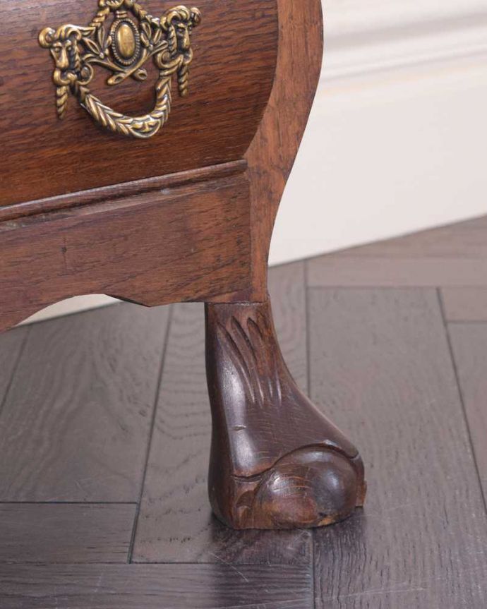 アンティークのチェスト　アンティーク家具　フランスから届いた優雅なシルエットのアンティーク家具、小ぶりな３段チェスト（コモード）。女性1人でラクラク運べちゃう仕掛けHandleのアンティークは、脚の裏にフェルトキーパーをお付けしています。(j-2250-f)