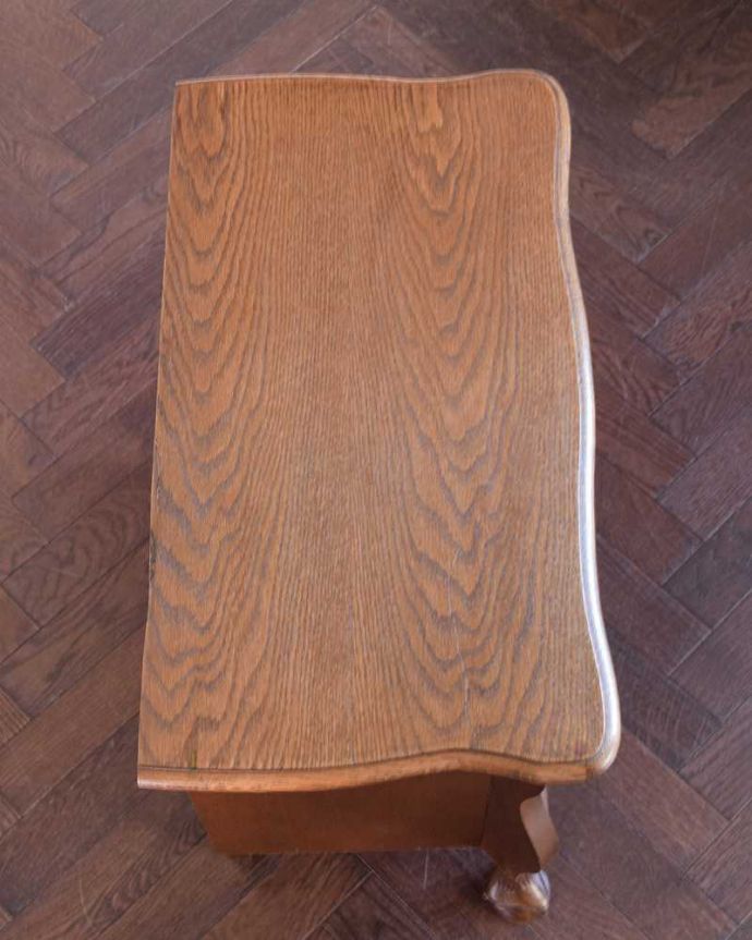 アンティークのチェスト　アンティーク家具　フランスから届いた優雅なシルエットのアンティーク家具、小ぶりな３段チェスト（コモード）。何を置こうかな･･･？上から見ると、天板はこんな感じで塗装もキレイに仕上げました。(j-2250-f)