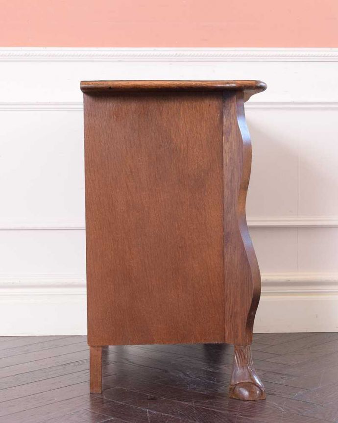 アンティークのチェスト　アンティーク家具　フランスから届いた優雅なシルエットのアンティーク家具、小ぶりな３段チェスト（コモード）。横から見てもステキ横から見るとこんな感じ。(j-2250-f)