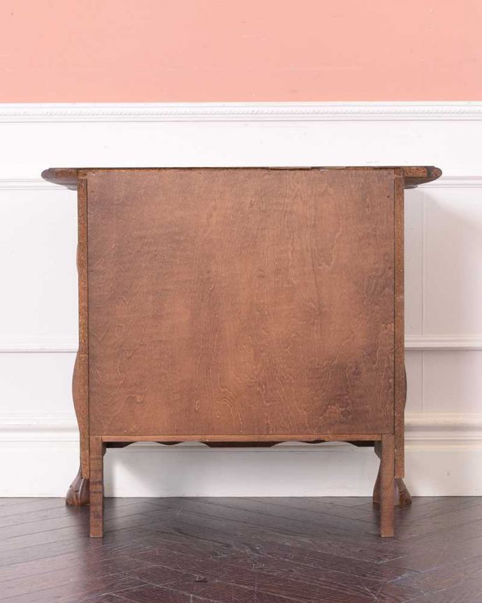 アンティークのチェスト　アンティーク家具　フランスから届いた優雅なシルエットのアンティーク家具、小ぶりな３段チェスト（コモード）。修復したので後姿もキレイですアンティークは新品ではないので、もちろん経年変化によるキズはありますが、専門の職人がキレイに修復したので、後ろ姿もキレイです。(j-2250-f)