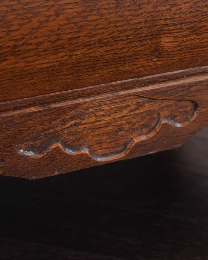 アンティークのチェスト　アンティーク家具　フランスから届いた優雅なシルエットのアンティーク家具、小ぶりな３段チェスト（コモード）。フランスらしい彫り引き出しの下にまでアクセントになる優雅な彫りがデザインされています。(j-2250-f)