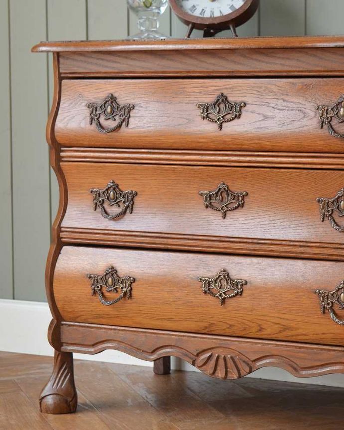 アンティークのチェスト　アンティーク家具　南フランススタイルの優雅なアンティーク家具、どこにでも置ける小ぶりな３段チェスト（コモード）。「見せる収納」だから、置く場所を選びません！チェストと言ってもデザインがステキだから、収納だけじゃなくて見ても楽しめる具なんです。(j-2251-f)