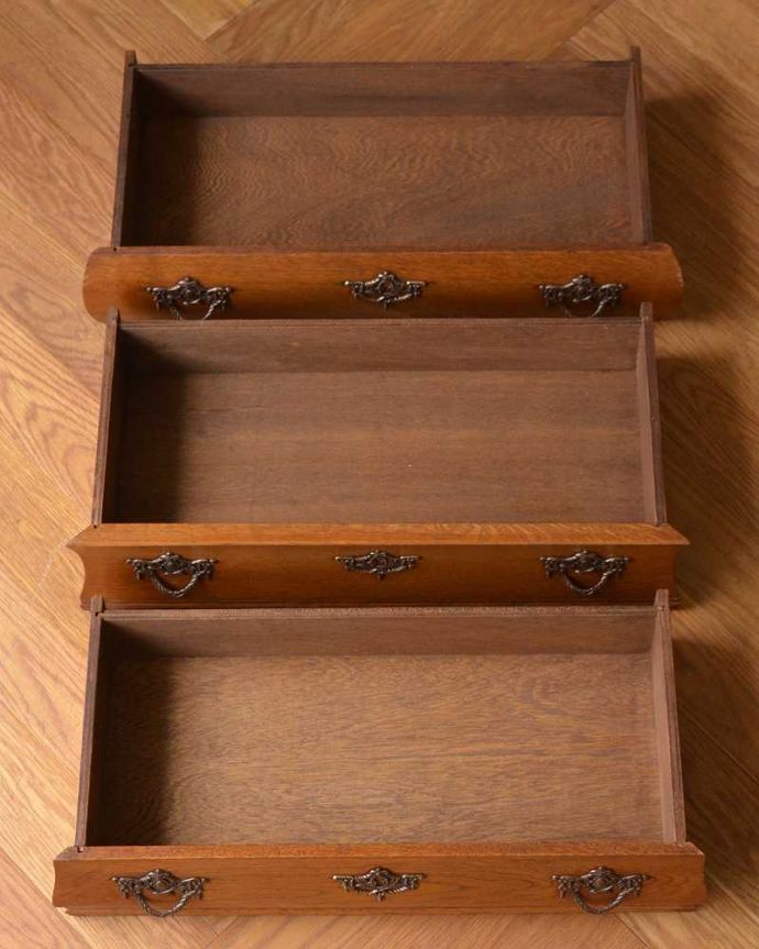 アンティークのチェスト　アンティーク家具　南フランススタイルの優雅なアンティーク家具、どこにでも置ける小ぶりな３段チェスト（コモード）。キレイに修復したので、何を入れてもOKです。(j-2251-f)