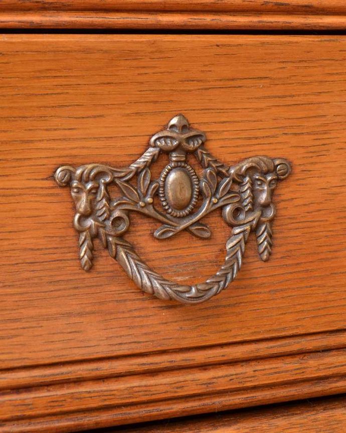 アンティークのチェスト　アンティーク家具　南フランススタイルの優雅なアンティーク家具、どこにでも置ける小ぶりな３段チェスト（コモード）。開ける度にワクワクする取っ手フランスらしい優雅なデザインは取っ手にも。(j-2251-f)